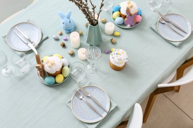 Paskalya kutlaması için servis edilen güzel bir masa. Yakın çekim.