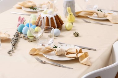 Paskalya kutlaması için peçeteli tabak. Yakın çekim.