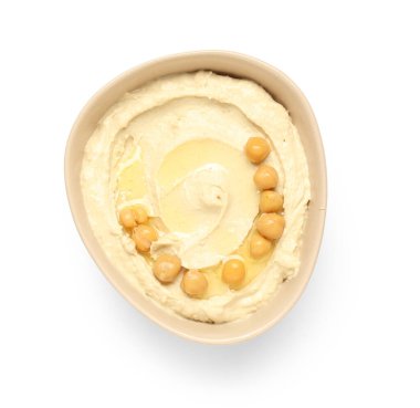 Beyaz zemin üzerinde nohut olan lezzetli humus kasesi.