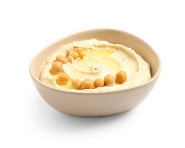 Beyaz zemin üzerinde nohut olan lezzetli humus kasesi.