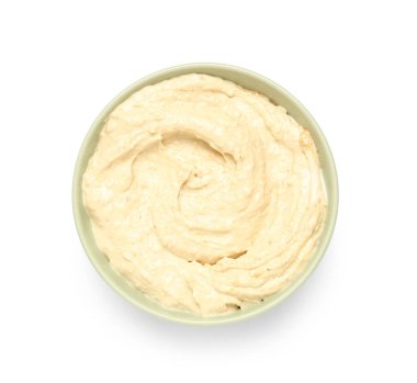 Beyaz arka planda bir kase lezzetli humus.
