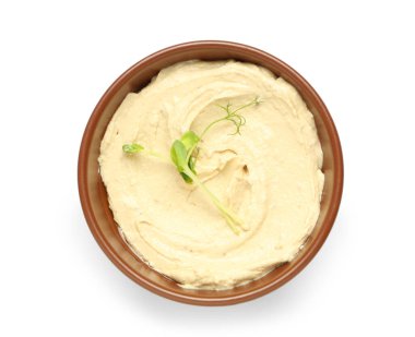 Beyaz zemin üzerinde mikro yeşil olan lezzetli humus kasesi.