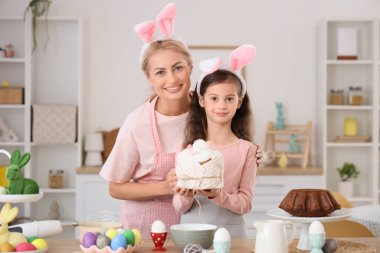 Anne ve kızı mutfakta Paskalya pastasıyla