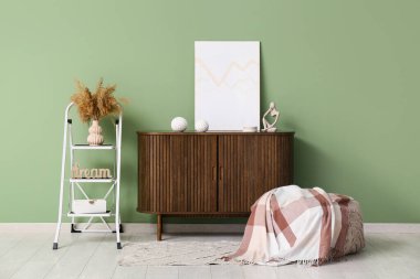 Merdiven, klozet ve pouf ile odanın içi