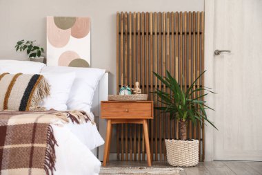 Komodin, büyük konforlu yatak odası ve yatak odasının içinde katlanabilir ekran.