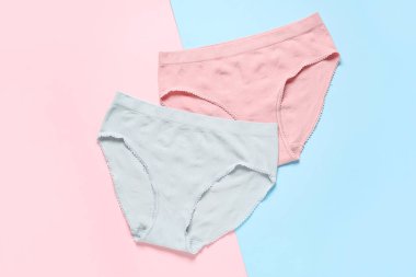 Pembe ve mavi arkaplanda kadın külotu