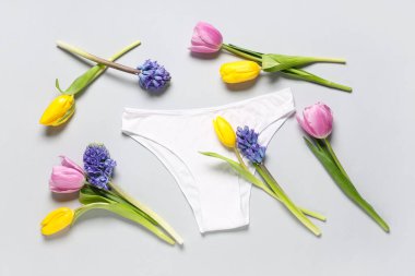 Hafif arka planda laleleri olan kadın külotu.