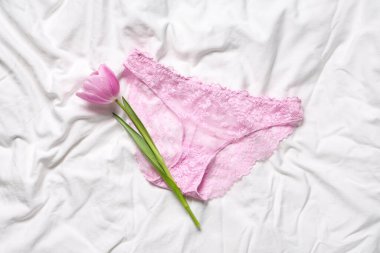Yatağında lale olan dantelli kadın külotu.