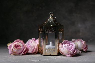 Siyah arkaplanda güzel çiçekleri olan fanatikler. Ramazan kutlaması