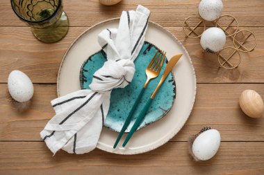 Ahşap arka planda Paskalya yumurtaları olan güzel bir masa.