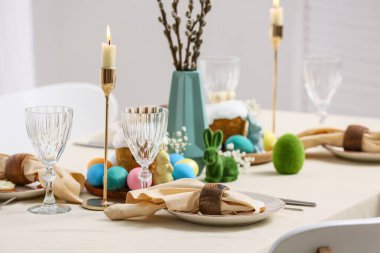 Paskalya pastaları, boyanmış yumurtalar ve söğüt dalları, yakın plan.