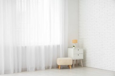 Masa lamba ve pouf oda ışık perdesi yakın