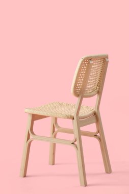 Pembe arka planda şık ahşap sandalye