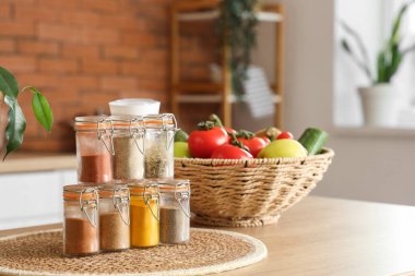 Mutfaktaki farklı baharatlı kavanozlar, yakın plan.