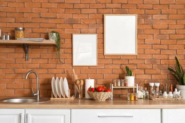 Mutfaktaki tezgahlarda sebzeli, çatallı ve bitkili farklı baharatlar var.