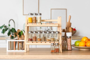 Mutfakta farklı baharatlar, meyveler ve bitkilerle dur.