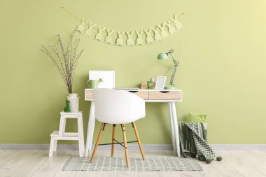 Paskalya için işyeri ve söğüt dallarıyla dekore edilmiş ofis.