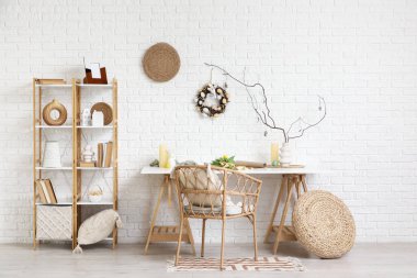 Paskalya çelengi, işyeri ve raf üniteli bir oda.