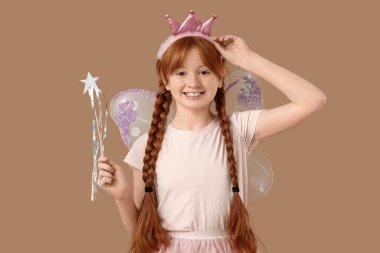 Kahverengi arka planda sevimli kızıl saçlı peri.