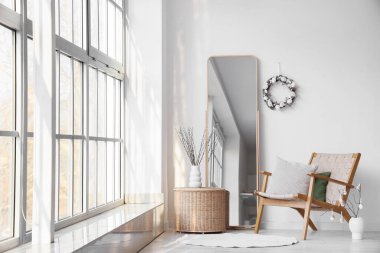 Ayna, koltuk ve Paskalya çelengi olan ışık odasının içinde.