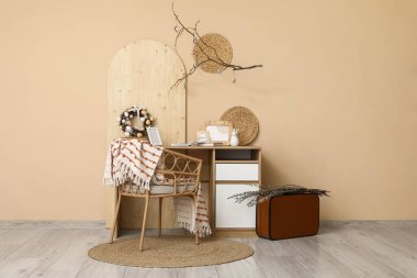 İş yeri, Paskalya çelengi ve ağaç dalları ile birlikte ofis içi