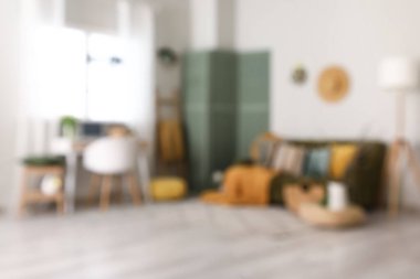 Paskalya için işyeri, kanepe ve katlanan ekran ile dekore edilmiş bulanık ofis manzarası