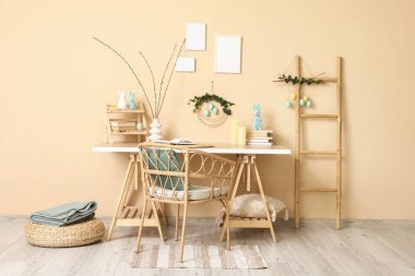 Paskalya için ofis içi iş yeri ve merdiven ile dekore edildi.