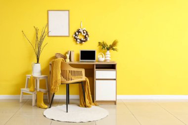 Paskalya için işyeri, çelenk ve boş çerçeve ile dekore edilmiş ofis.