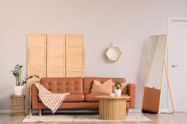 Konforlu kanepesi ve kahve masası olan modern bir oturma odası.