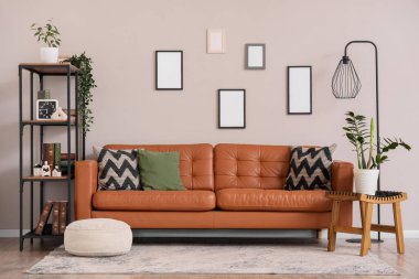 Konforlu kanepe, çiçek ve puf ile modern oturma odası.