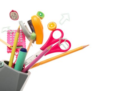 Beyaz arkaplanda farklı bir kırtasiye ile uçan tutucu