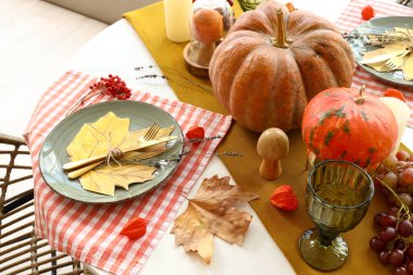 Balkabakları, üzümler ve yapraklarla sonbahar sofrası