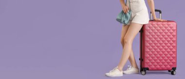 Leylak arka planında bavulu olan genç bir kadın ve mesaj için yeri var. Seyahat kavramı