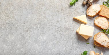 İşlenmiş peynirli tostlar ve gri grunge arka planında otlar metin ve üst görünüm için alanı olan.