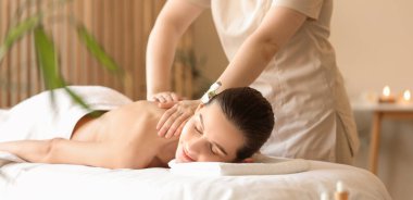 genç kadın masaj spa salonda alma