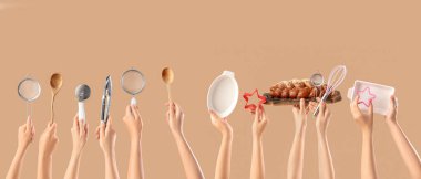 Bir sürü el bej arka planda fırın kabı ve lezzetli hamur işi tutuyor.