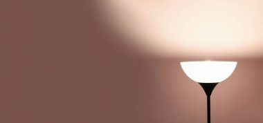 Pembe duvarın yanında parlayan bir lamba. Tasarım için pankart