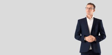 Kısa arkaplan ve metin için alanı olan genç iş adamı