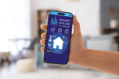 Akıllı ev otomasyonunun telefon uygulamasını kullanan kadın, kapat 