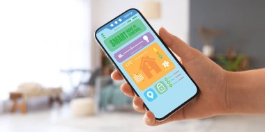 Akıllı ev otomasyonunun telefon uygulamasını kullanan kadın, kapat 
