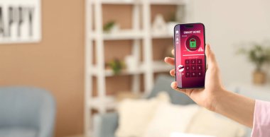 Akıllı ev güvenlik sistemi uygulaması kullanan telefonu olan kadın