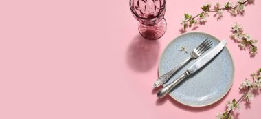 Pembe arkaplanda çiçek açan dallar ve metin için yer olan güzel masa ayarları