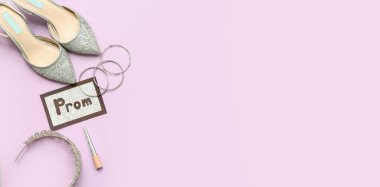 Kelime PROM, kadın ayakkabıları, bilezikler ve tacı içeren kart, yazı için boşluk, üst görünüm