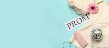 Kelime PROM, elbise, disko topu ve parfüm açık mavi arkaplanda metin ve üst görünüm için boşluk