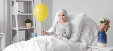 Küçük kız kemoterapiden sonra klinikte balonla