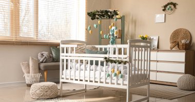 Paskalya için bebek karyolasıyla dekore edilmiş çocuk odasının içi.