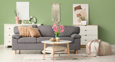 Gri kanepeli ve Paskalya dekorasyonlu oturma odasının içi.