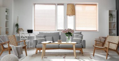 Oturma odasının içinde, vazoda güller ve kanepe var. Uluslararası Kadınlar Günü