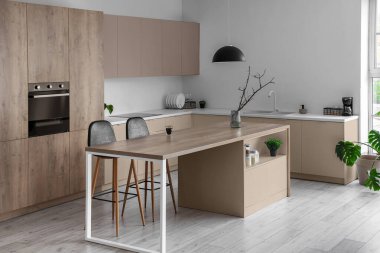 2025 'in modaya uygun renklerinde modern mutfak.