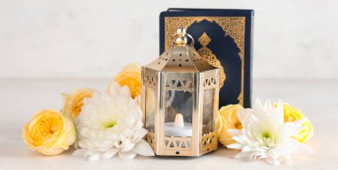 Çiçekli Müslüman lamba ve arka planda Kuran. Ramazan kutlaması